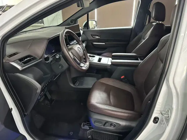 Toyota Sienna — Фото автомобиля 4