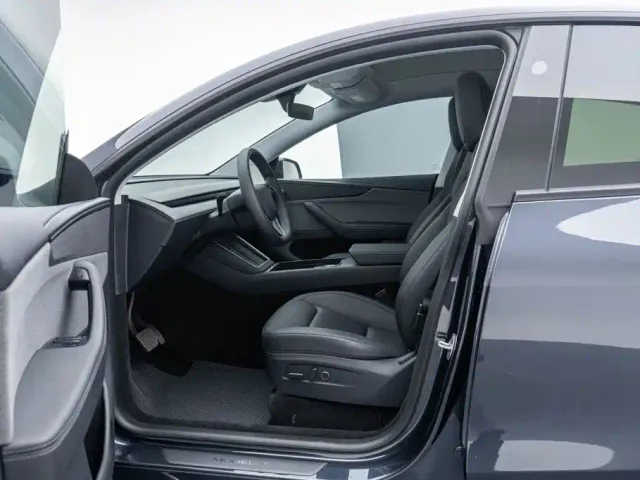 Tesla Model Y — Фото автомобиля 9