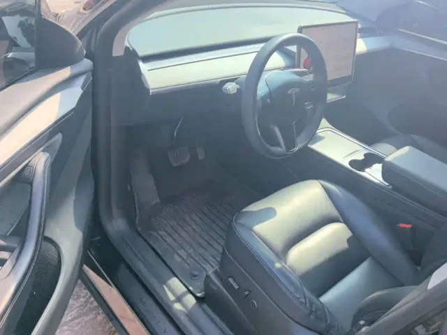 Tesla Model Y — Фото автомобиля 15