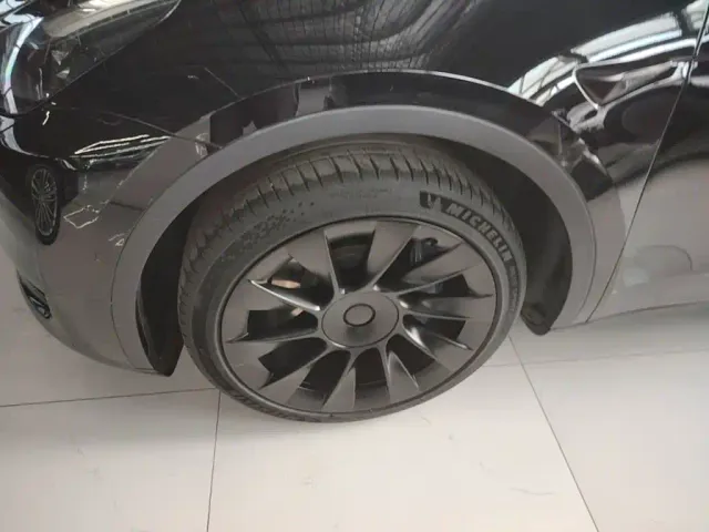Tesla Model Y — Фото автомобиля 21