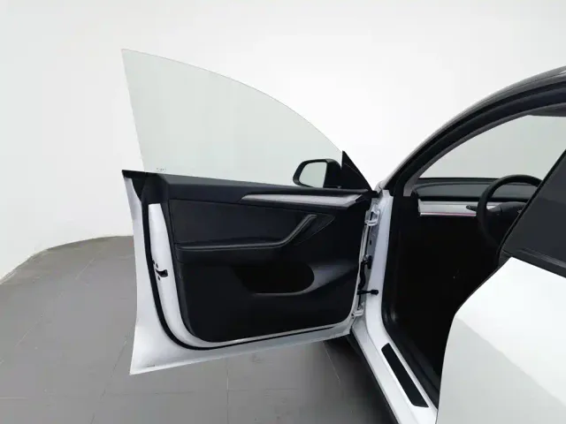 Tesla Model Y — Фото автомобиля 8
