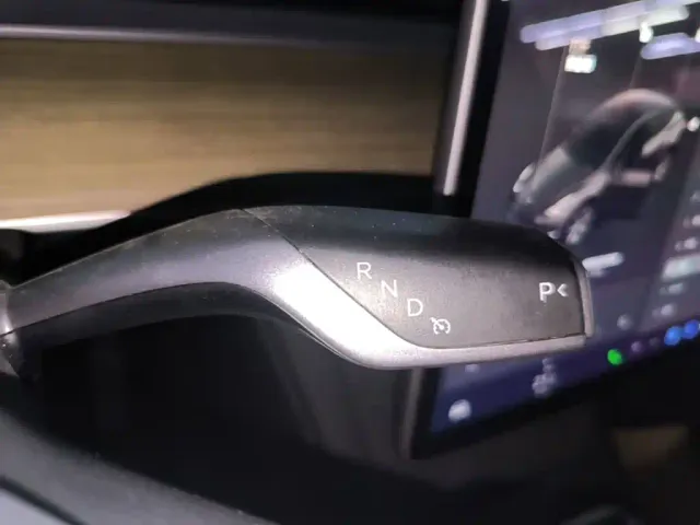 Tesla Model Y — Фото автомобиля 13