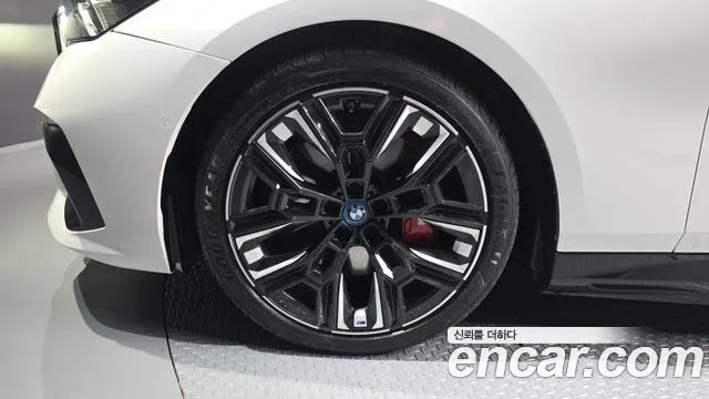 BMW i5 G60 — Фото автомобиля 5