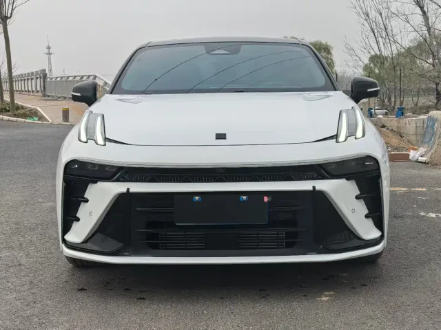 Lynk & Co 03 — Фото автомобиля 2