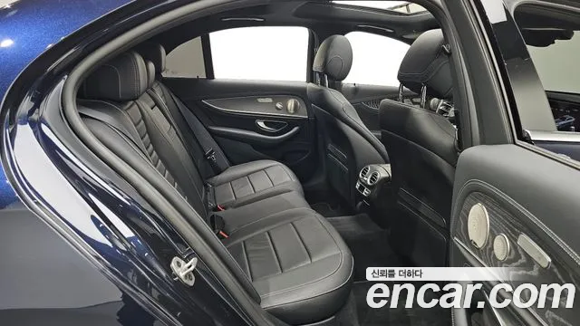 Mercedes-Benz E-Class — Фото автомобиля 12