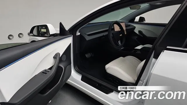 Tesla Model 3 — Фото автомобиля 2