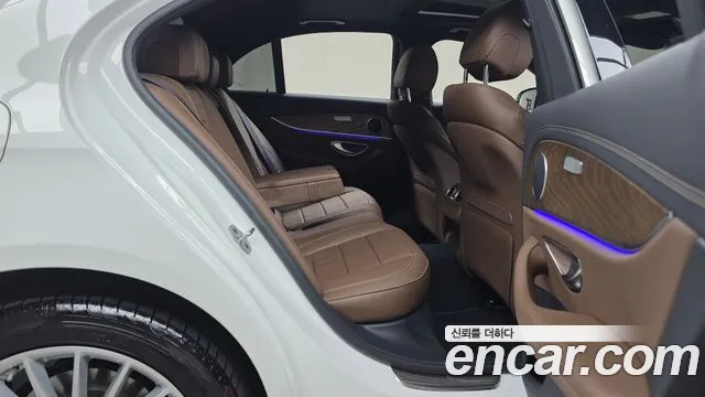 Mercedes-Benz E-Class — Фото автомобиля 12