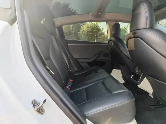 Tesla Model 3 — Фото автомобиля 30