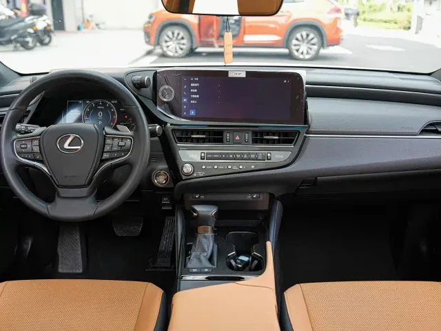 Lexus ES — Фото автомобиля 16