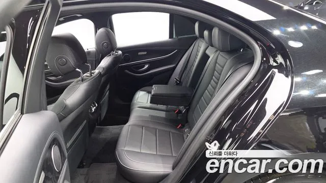 Mercedes-Benz E-Class — Фото автомобиля 11
