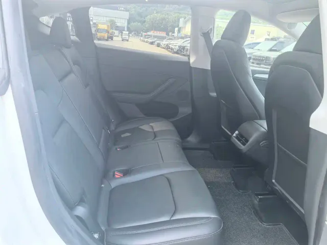 Tesla Model Y — Фото автомобиля 12