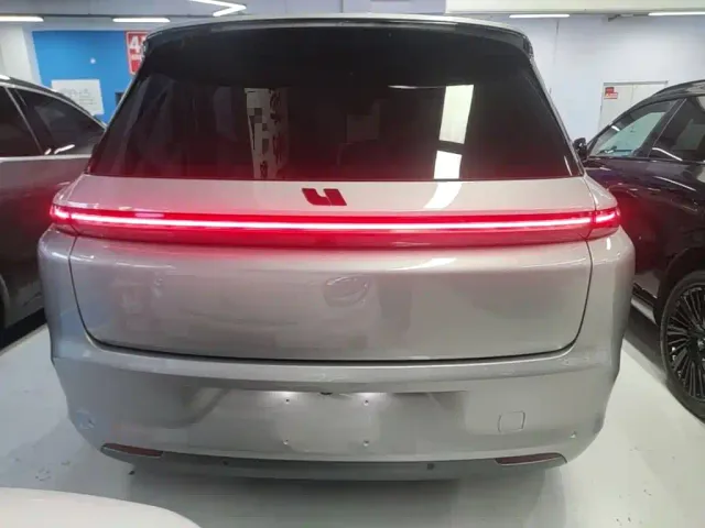 Li Auto L8 — Фото автомобиля 5