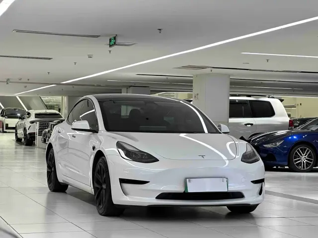 Tesla Model 3 — Фото автомобиля 3
