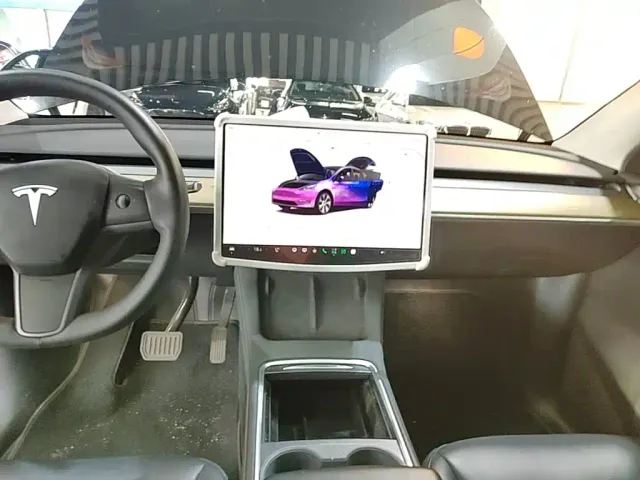 Tesla Model Y — Фото автомобиля 12