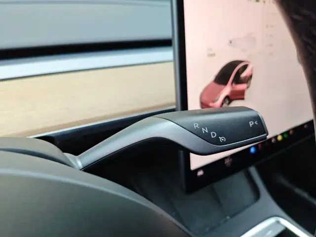 Tesla Model Y — Фото автомобиля 6