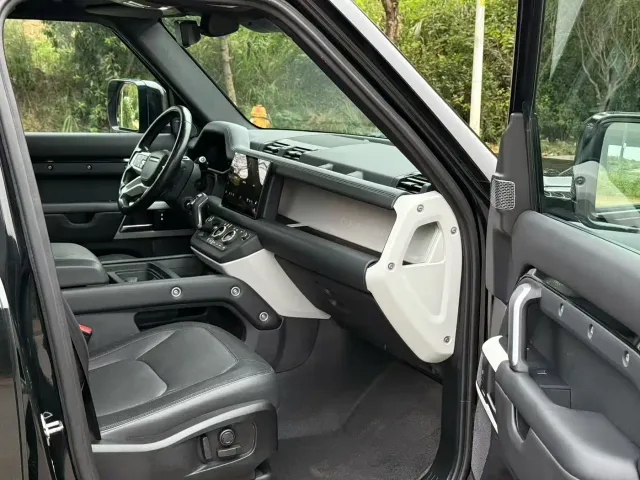 Land Rover Defender — Фото автомобиля 7
