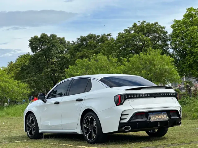 Lynk & Co 03 — Фото автомобиля 4