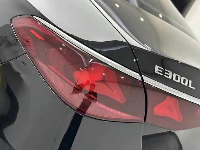 Mercedes-Benz E-Class — Фото автомобиля 18