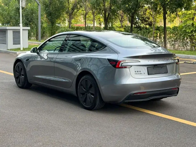 Tesla Model 3 — Фото автомобиля 4