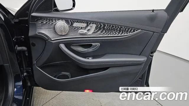 Mercedes-Benz E-Class — Фото автомобиля 25