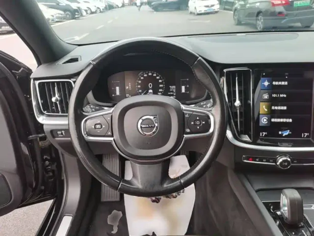 Volvo S60 — Фото автомобиля 10