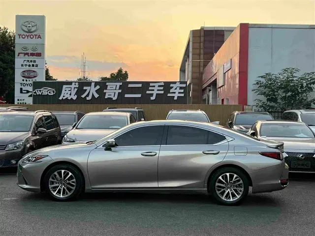 Lexus ES — Фото автомобиля 4