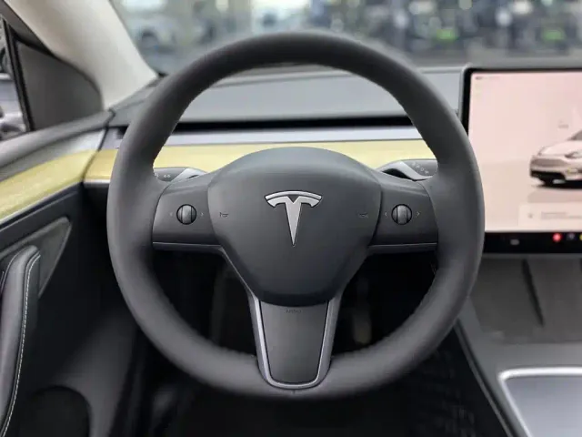 Tesla Model Y — Фото автомобиля 16