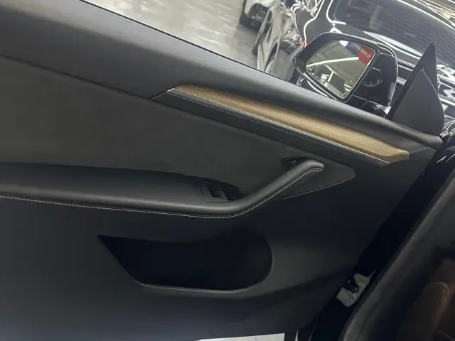 Tesla Model Y — Фото автомобиля 8