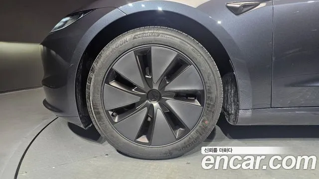 Tesla Model 3 — Фото автомобиля 5