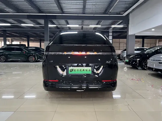 Xpeng X9 — Фото автомобиля 7