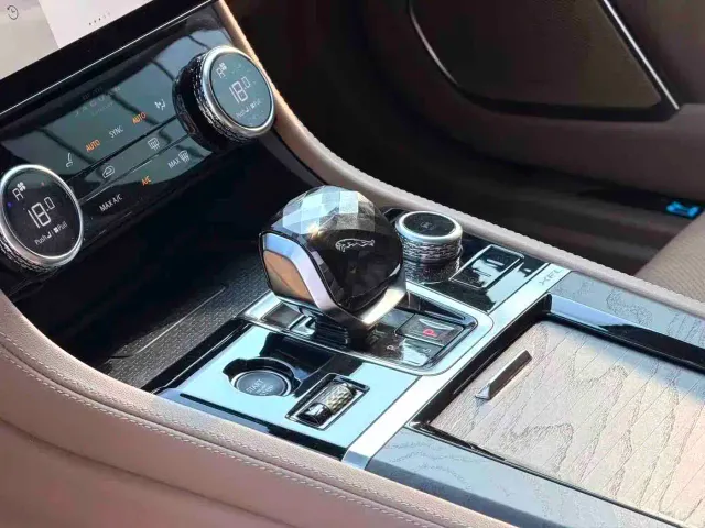Jaguar XFL — Фото автомобиля 6