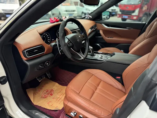 Maserati Levante — Фото автомобиля 9