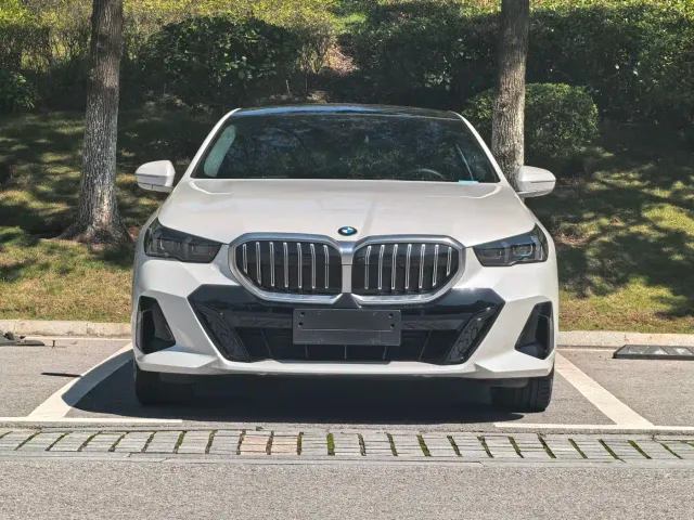 BMW 5 Series — Фото автомобиля 2
