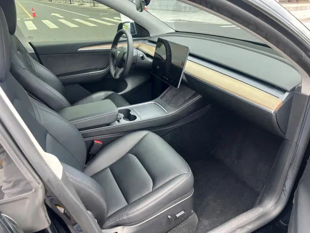 Tesla Model Y — Фото автомобиля 12
