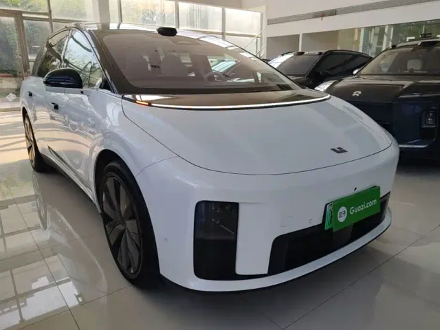 Li Auto i8 — Фото автомобиля 3