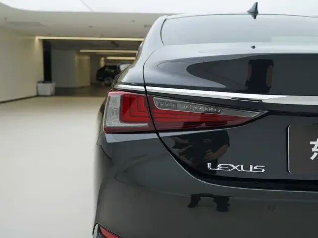 Lexus ES — Фото автомобиля 15