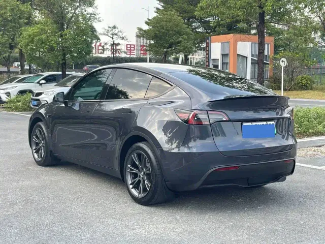 Tesla Model Y — Фото автомобиля 5