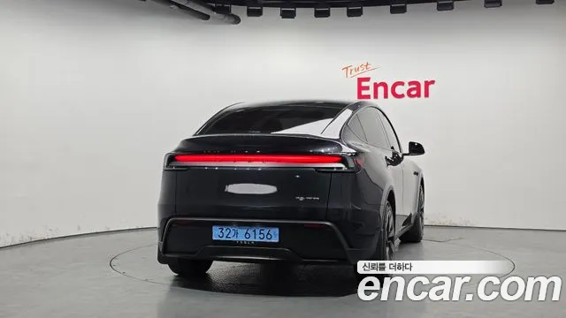 Tesla Model Y — Фото автомобиля 3