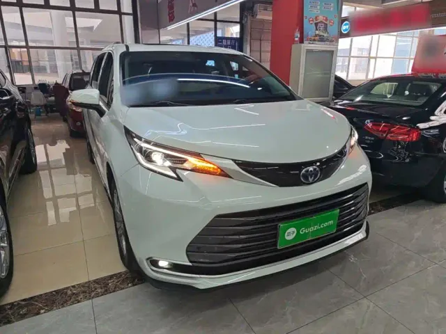 Toyota Sienna — Фото автомобиля 3