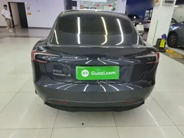 Tesla Model 3 — Фото автомобиля 5