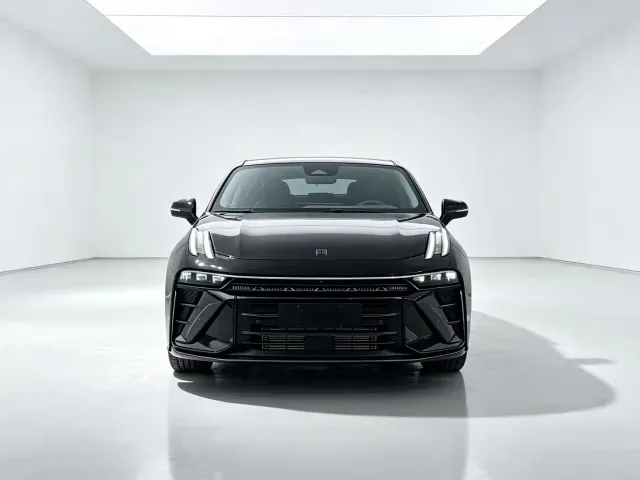 Lynk & Co 03 — Фото автомобиля 2