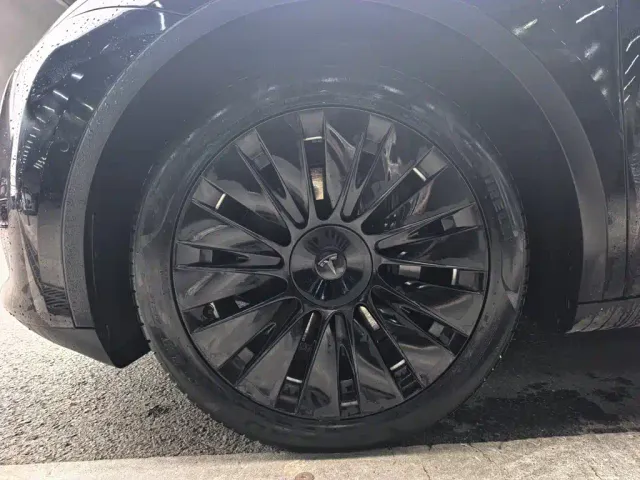 Tesla Model Y — Фото автомобиля 8