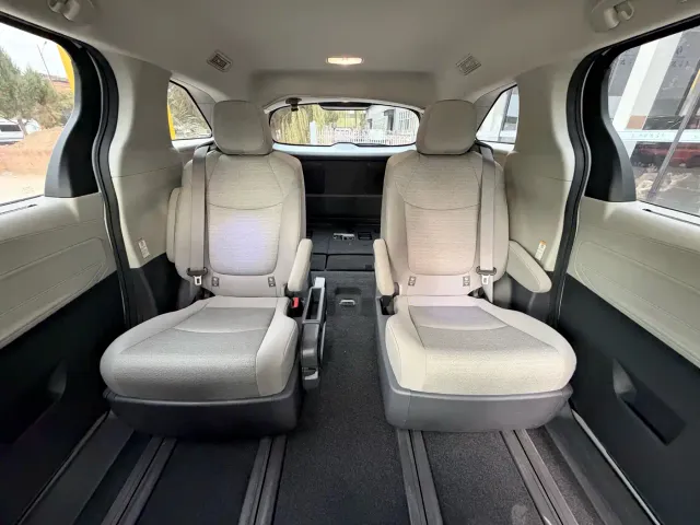 Toyota Sienna — Фото автомобиля 13