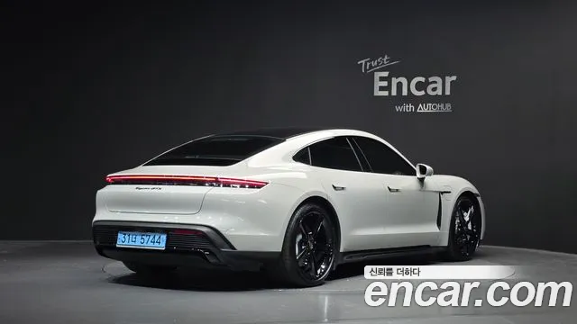 Porsche Taycan — Фото автомобиля 2