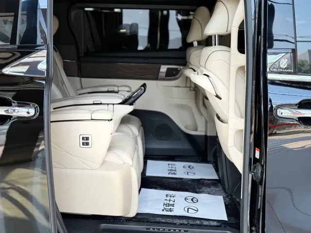 Toyota Alphard — Фото автомобиля 18