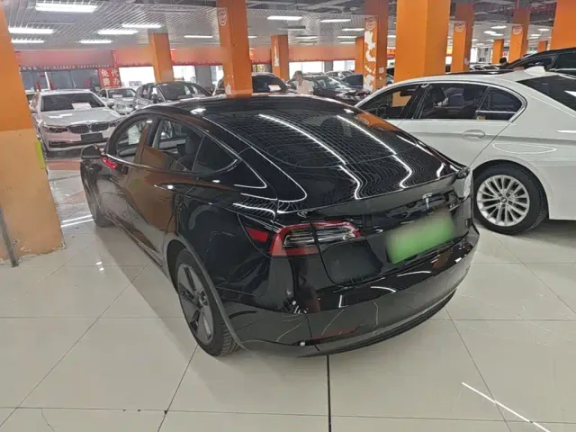Tesla Model 3 — Фото автомобиля 4