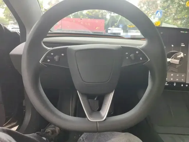 Tesla Model 3 — Фото автомобиля 6