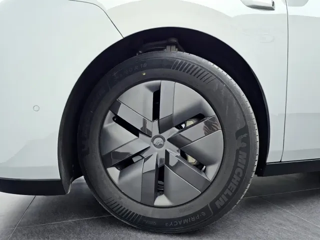 Li Auto MEGA — Фото автомобиля 10