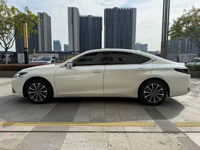 Lexus ES — Фото автомобиля 3