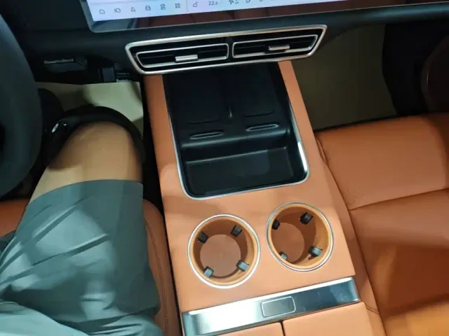 Li Auto L8 — Фото автомобиля 13